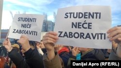 Detalj sa protesta studenata u Novom Sadu, transparenti na kojima piše "Studenti neće zaboraviti", 17. decembar 2024.