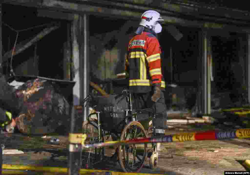 Vatrogasci pregledavaju mjesto događaja u COVID bolnici nakon izbijanja požara u Tetovu, 8. septembra 2021. 