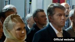 Совместными усилиями вчерашние оранжевые союзники крепят рейтинг своего противника Виктора Януковича