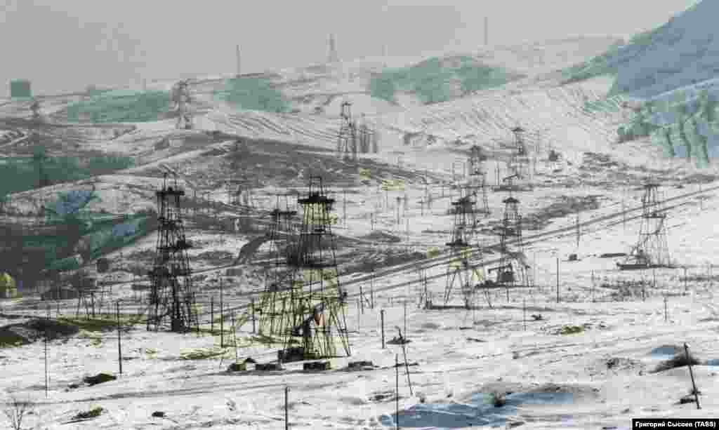 Naftna polja u Čečeniji. Ova zemlja jedna je od nekoliko u regiji koja proizvodi naftu i preko čije teritorije prolazi plinovod. Navodno je ruska vojska sudjelovala u profitiranju čečenske nafte tijekom 1990-ih godina.