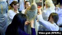 Radnice Valon fešn grup rade na venčanici.