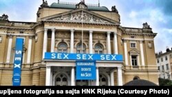 Transparent na riječkom HNK s porukom Tomislavu Karamarku