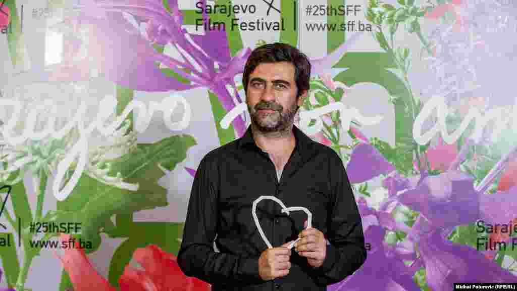 Nagradu "Srce Sarajeva" za najboljeg režisera osvojio je turski režiser Emin Alper za film "Priča o tri sestre" (Turska, Njemačka, Holandija, Grčka).