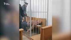 Кто этот человек, пытавшийся убить себя в суде? Кто этот человек, пытавшийся убить себя в суде?