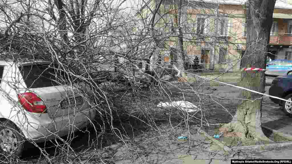 За даними Українського гідрометцентру, такий же рівень небезпеки через шквальний вітер зберігатиметься у всіх регіонах України, окрім Закарпаття, Криму, Луганщини та кількох північних областей