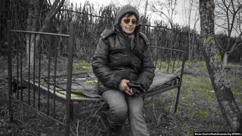 Валентина из Сизого, что на Луганщине. Эта женщина декламирует собственные стихи, которые она разбила на три периода: довоенный, военный и послевоенный. Это стихи о страхе и боли, жалости, злости и обыденности во время свиста снарядов над головой. Валентина сидит на металлической кровати посреди своего двора. За забор ей выходить довольно опасно. Вокруг все заминировано. Так и живут с мужем – от двора к подвалу