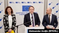 Tanja Fajon, predsedavajuća Delegacije Evropskog parlamenta za saradnju sa Srbijom, evropski komesar za evropsku susedsku politiku i pregovore o proširenju Oliver Varhelji i izvestilac Evropskog parlamenta za Srbiju Vladimir Bilčik tokom posete Beogradu, 6. februara 2020.