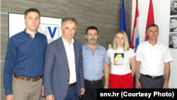 Milan Đurđević (levo) sa tadašnjim predsednikom Srpskog nacionalnog vijeća i liderom Samostalne demokratske srpske stranke Miloradom Pupovcem i potpisnicima ugovora o izgradnji dvorana u Biskupiji i Negoslavcima, 2018.