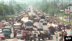 Deo konvoja izbeglih pred akcijom "Oluja", 7. avgust 1995.