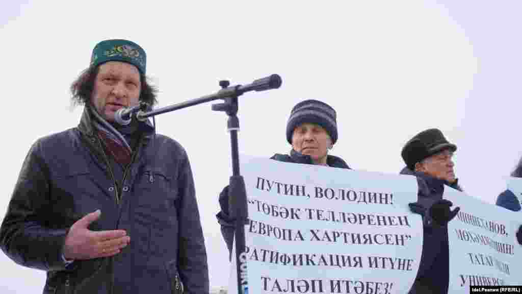 На митинге выступил директор школы "СОлНЦе" Павел Шмаков.