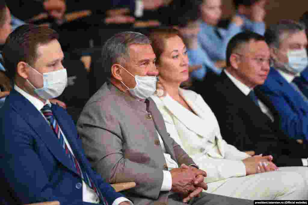 Там же со своей супругой. На Гульсине Миннихановой совсем нет на маски, тогда как у президента РТ маска не то наполовину надета, не то наполовину снята. 