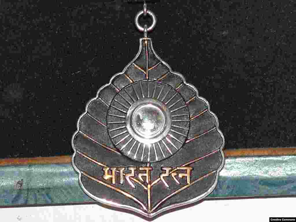 Орден «Скарб Індії».   Знак у платиновій оправі має форму листка фігового дерева. Рослина вважається священною, тому що Будда, за легендою, досяг просвітління, медитуючи під таким деревом Бодгі. Напис на хінді говорить: «Бхарат Ратна» (Скарб Індії). Щорічно таку нагороду отримують до трьох осіб
