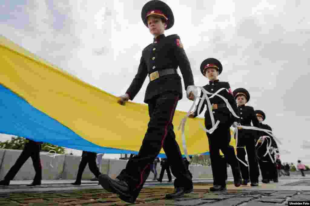 У Національному музеї історії Великої Вітчизняної війни 1941–1945 рр. київські школярі-кадети зі своїми дідами й прадідами провели День пам’яті загиблих у Другій світовій війні. На схилах Дніпра було встановлено кількаметрову цифру «6 мільйонів», як нагадування молодому поколінню про ціну перемоги – кількість загиблих українців у війні. 6 травня 2014 року