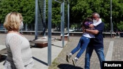 Domeniko di Masa (Domenico di Massa) prvi put sa svojom unukom Sesilijom (Cecilia) dva meseca nakon što se Italija našla u karantinu u cilju sprečavanja širenja korona virusa. Zabeleženo u Rimu 4. maja 2020.