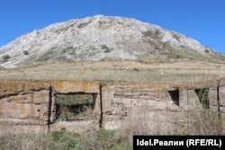 Развалины жилых бараков спецлагеря № 0016.