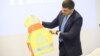 Прем’єр-міністр Володимир Гройсман показав, у які жилети в новому навчальному році вдягатимуться школярі 1-4 класів у темну пору доби