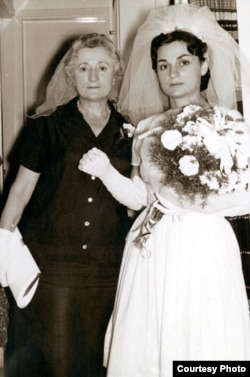 Iz privatne arhive brata Rašel Maline: Rašel s majkom Simhom na dan vjenčanja u Izraelu, 1963. godine.