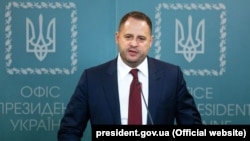 Низка конгресменів США отримали запит на зустріч з Андрієм Єрмаком під час його візиту до Штатів. Візит не відбувся, а керівник ОП каже, що нічого про це не знав