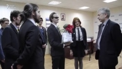 Активисты передали Медведеву удобрения для виноградников Активисты передали Медведеву удобрения для виноградников