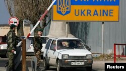 Прикордонники перевіряють автомобіль на українсько-російському кордоні. Ілюстраційне фото