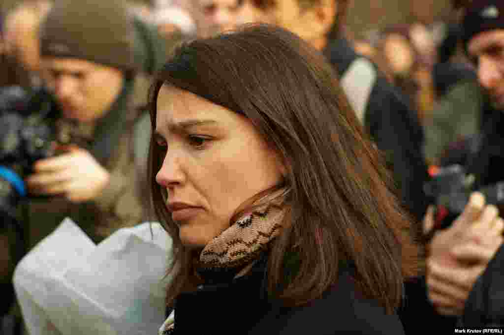 В церемонии участвовала дочь Бориса Немцова Жанна. "Спасибо всем, кто пришел сегодня. Я рада, что эта площадь будет названа именем моего отца. Спасибо мэру Праги Зденеку Гржибу, всем жителям Праги, которые добивались этого. Это действительно очень важно для россиян. Я хочу поделиться с вами сегодня, в годовщину убийства моего отца, своими эмоциями. Конечно, это огромная личная трагедия, но так как был убит не только мой отец, но и российский политический деятель, лидер российской оппозиции, передо мной как его дочерью встало несколько вопросов. А именно: молчать или что-то делать? И я могу сказать, что мне было страшно заниматься расследованием. Мне было безумно страшно подписывать ходатайство о допросе президента Чечни Рамзана Кадырова. О допросе главы внутренних войск Виктора Золотова. Мне было страшно создавать фонд Немцова, потому что у меня не было никакого опыта. Но я сделала этот выбор", – сказала в своей речи Жанна Немцова.