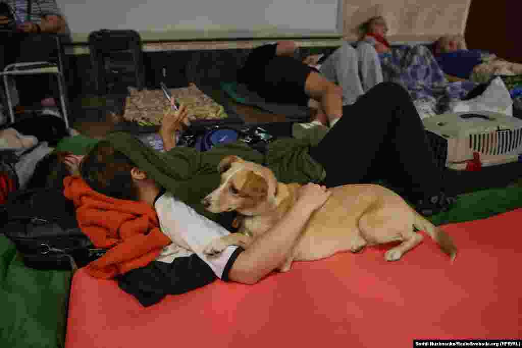 За време на продолжените ноќни предупредувања за воздушен напад, цели семејства спијат тука.