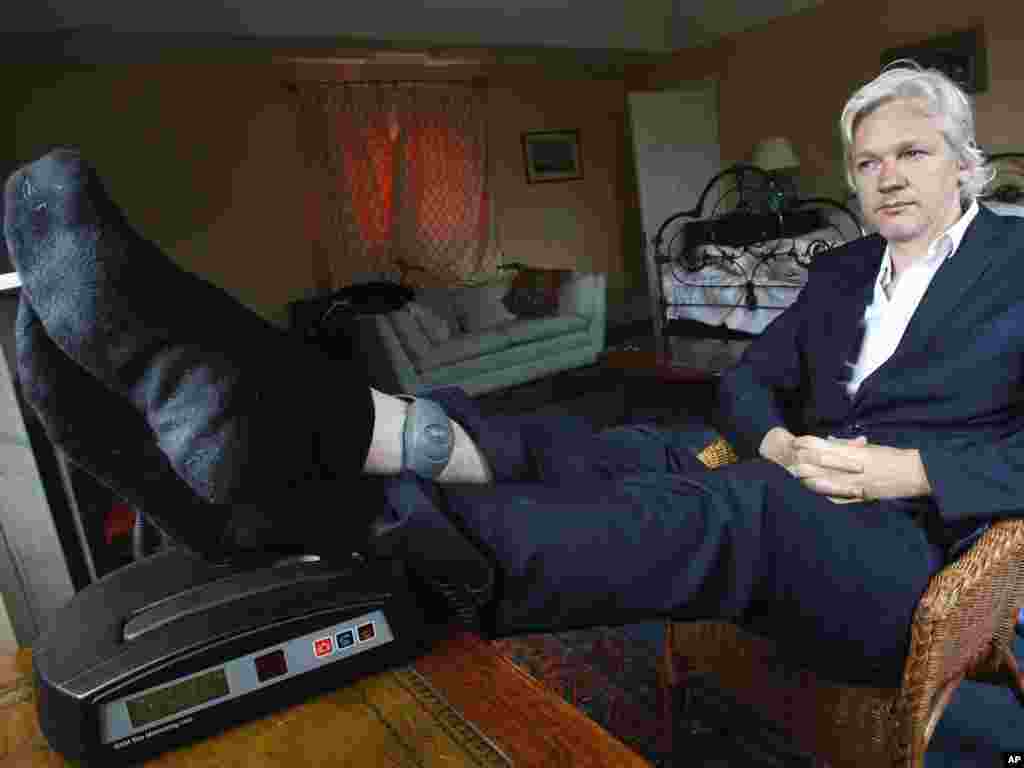 Velika Britanija - Osnivač WikiLeaksa, Julian Assange, u kućnom pritvoru, Bungay, 15.07.2011. Foto: AP / Kirsty Wigglesworth 