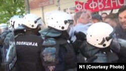 Policija je intervenisala kako bi rastjerala studente i građane sa protesta ispred novosadskog Fakulteta sporta i fizičkog vaspitanja, 28. aprila 2025.