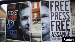 Напротив эквадорского посольства в Лондоне - плакаты в поддержку Джулиана Эссанжа.