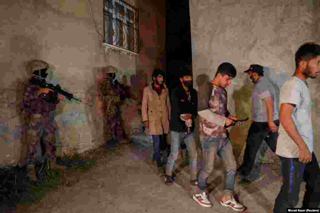 Vlasti kažu da u Turskoj ima 182.000 registrovanih afganistanskih migranata, a prema procjenama do 120.000 neregistrovanih. Predsjednik Recep Tayyip Erdogan pozvao je evropske zemlje da preuzmu odgovornost za svaki novi priliv, upozorivši da Turska nema namjeru postati "evropska jedinica za skladištenje migranata". na fotografiji: migranti, većina iz Afganistana, viđeni su nakon što su ih turske snage sigurnosti privele tokom vojne operacije u pograničnom gradu Van, Turska (21. avgust)