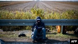 Automobil aleksinačkih registarskih oznaka koji je ilegalno prevozio svih 12 migranata udario u zaštitnu ogradu i prevrnuo se, ilustrativna fotografija