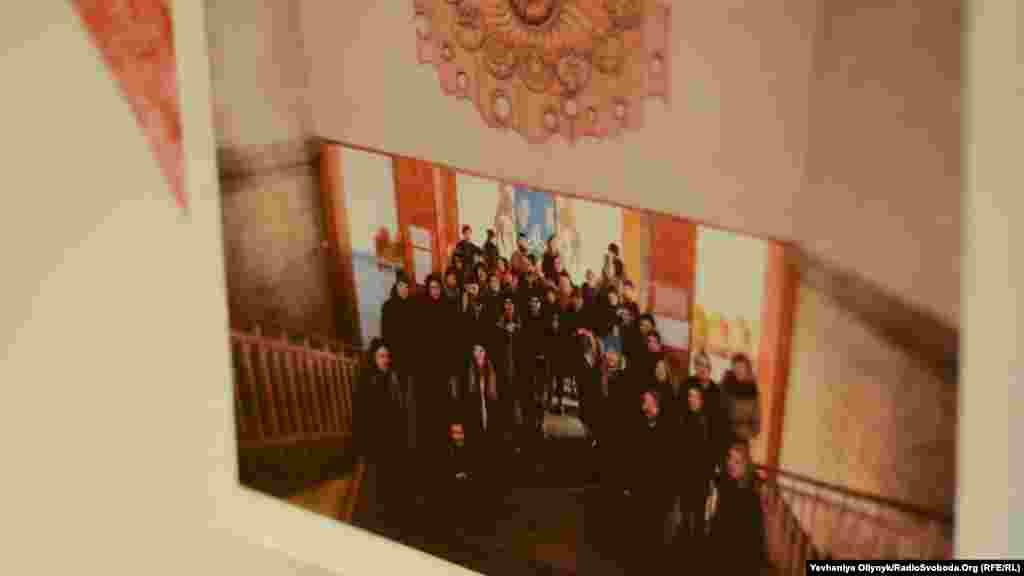 «Відкрита група», «Ті самі місця». Експозиція документує подорож місцями з об’єктами Закарпатської спілки художників радянської України. Учасники «Відкритої групи» вирішили подивитися, як зараз виглядають проекти радянського ужгородського Художфонду. Проект задумали ще до ухвалення «декомунізаційних» законів, і художники кажуть: більшість робіт зникла й без владних директив.