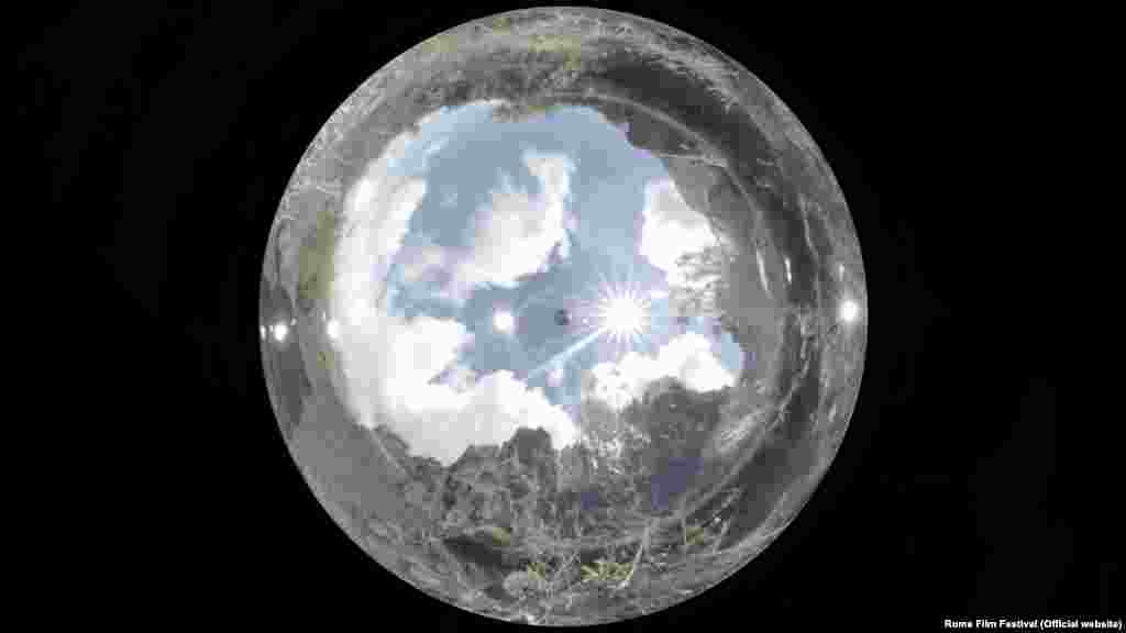 Фильм Густа ван ден Берге "Люцифер" – самая интересная картина Римского фестиваля. Люцифер спускается по лестнице в мексиканскую деревню. Вся эта история заключена на экране в круг, словно фреска на куполе собора