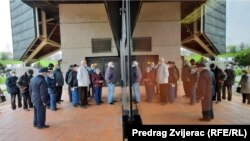 Građani čekaju u redu na vakcinaciju u sportskoj dvorani Zetra (Sarajevo, 21. aprila 2021)