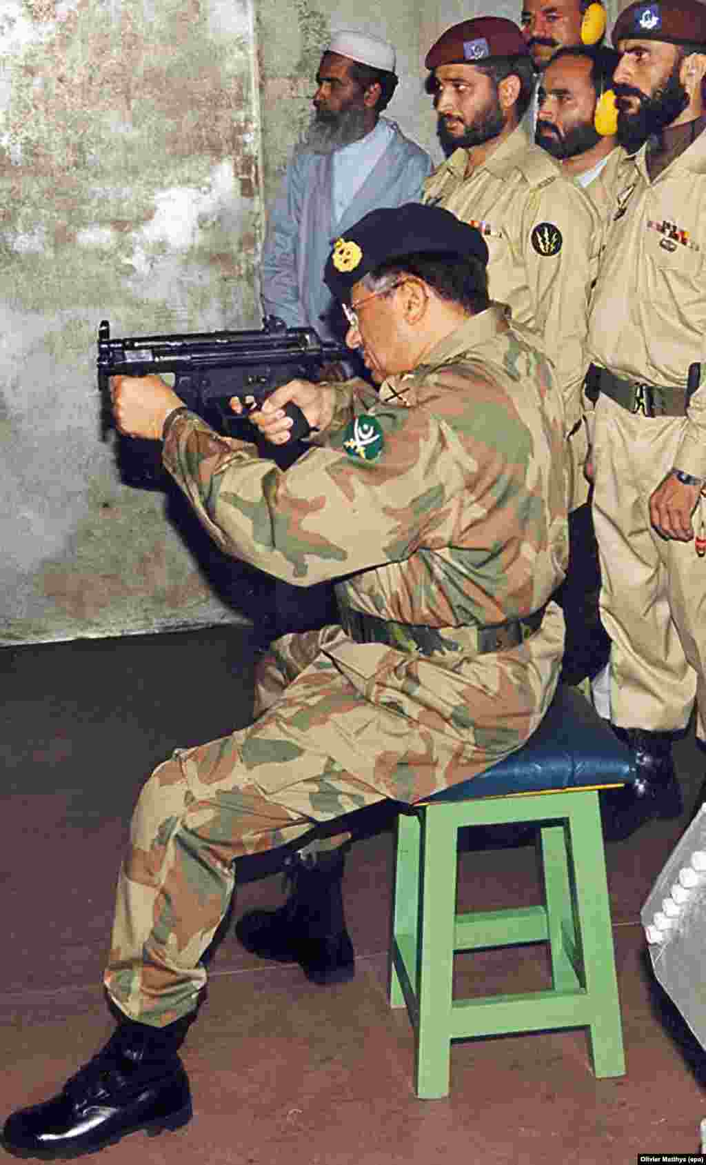 General Pervez Mušaraf, vojni vladar Pakistana, puca iz pištolja, juli 2004.