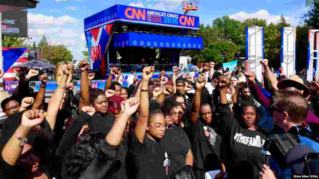 Članovi udruge "Black Lives Matter" razgovaraju sa novinarima u kampusu Univerziteta Hofstra uoči prve predsjedničke debate.