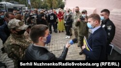 Активісти, волонтери і військові побратими пікетували управління поліції Києва з вимогою розслідувати побиття ветерана АТО і колишнього військовополоненого