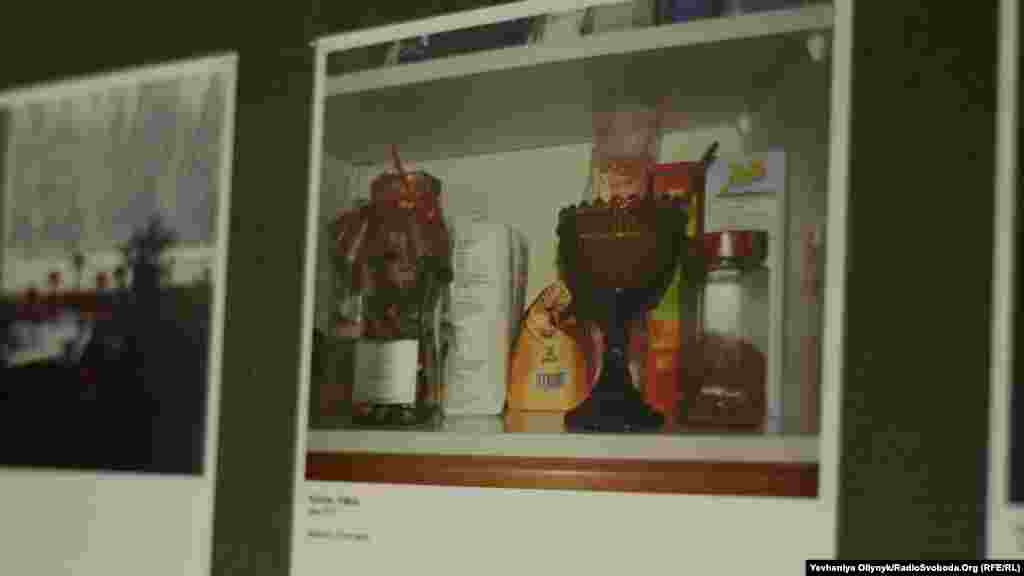 Біта Разаві, «Спостереження за мешканцями утопії». Художниця емігрувала до Фінляндії з Ірану. На світлинах – інтер’єри квартир у Гельсінкі, де Разаві працювала прибиральницею. Практично в усіх помешканнях вона зустрічала одні й ті самі предмети.