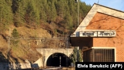 Željeznička stanica u mjestu Štrpci. S nje je februara 1993. odvedeno dvadeset civila. Mučeni su i ubijeni. Do danas su pronađeni ostaci tri žrtve. (Fotografija iz 2016. godine)