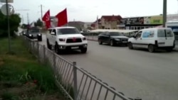 После военного парада в Симферополе по городу проехала колонна машин с советскими флагами (видео) После военного парада в Симферополе по городу проехала колонна машин с советскими флагами (видео)