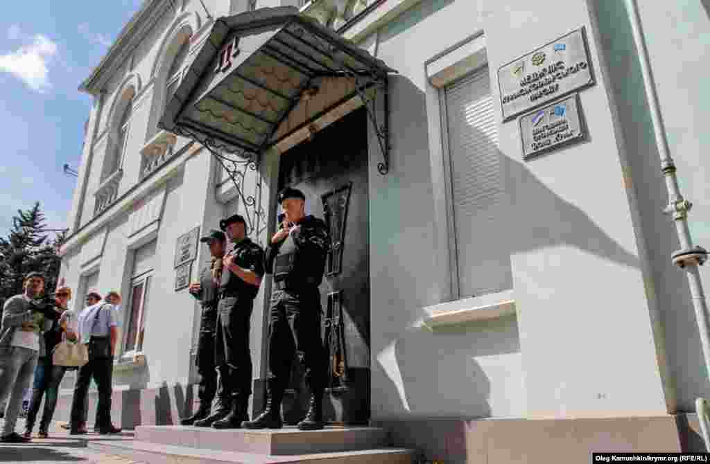 Трое приставов заблокировали вход в здание