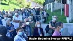 Građani u redu za vakcinaciju ispred dvorane Zetra, Sarajevo (11. maj)
