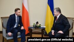 Президент України Петро Порошенко (праворуч) під час зустрічі із президентом Польща Анджеєм Дудою. Харків, 13 грудня 2017 року