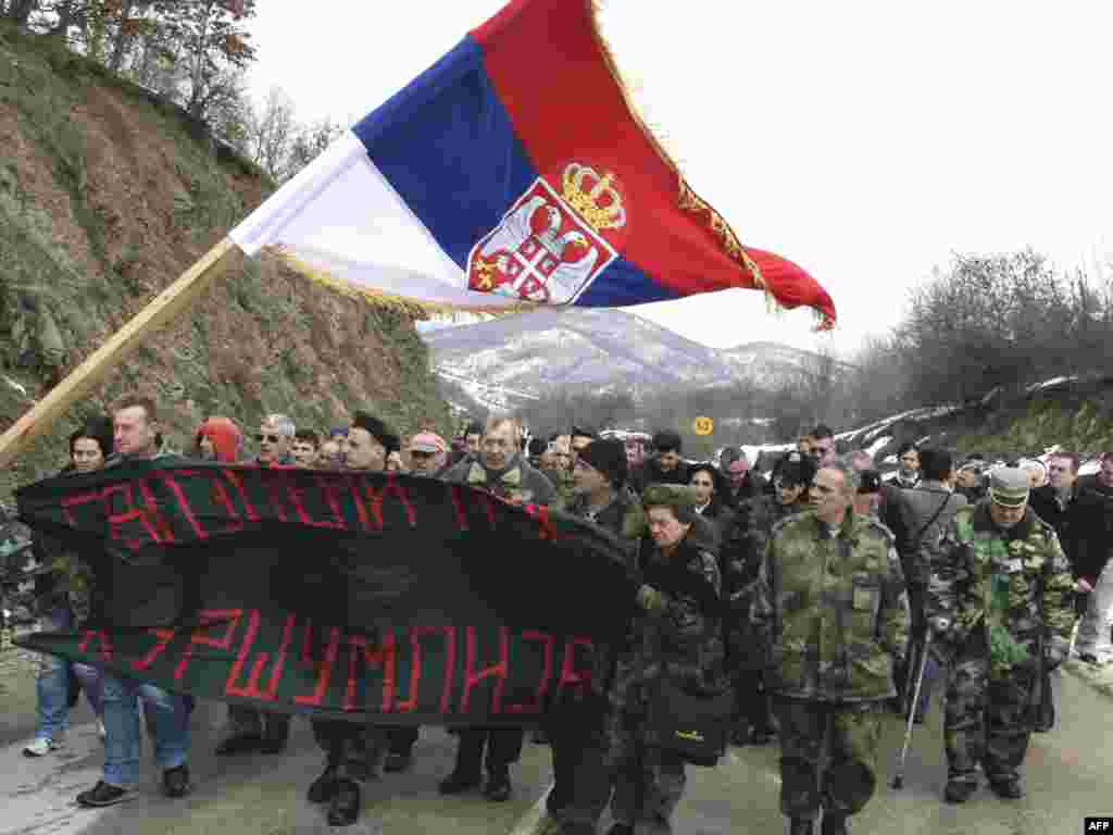 Srbija - Rezervisti marširaju - Rezervisti vojske Srbije učestvuju na protestu u Merdarima na granici sa Kosovom, u neutralnoj zoni.