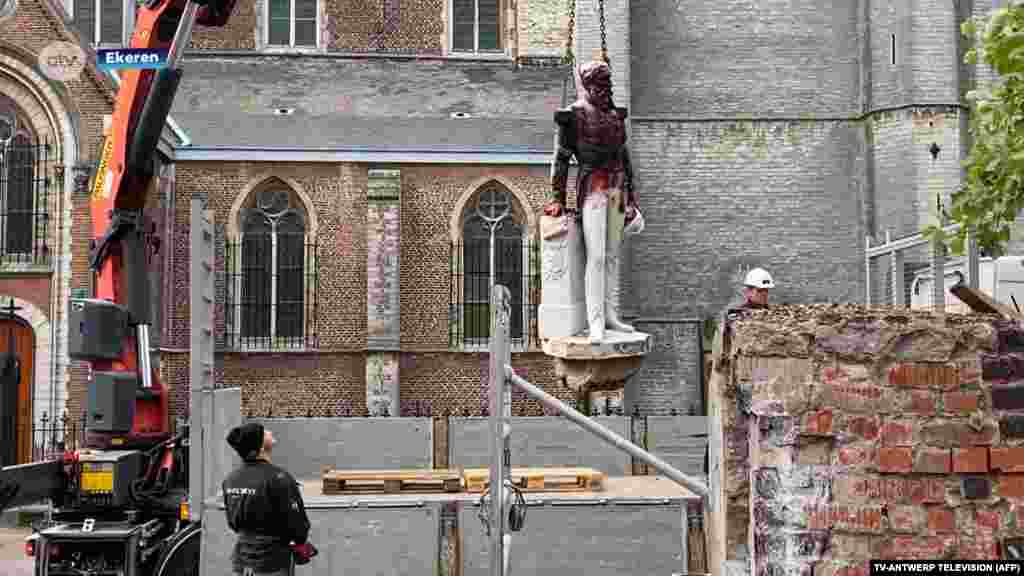 Эта фотография возникла благодаря видеосюжету бельгийского телеканала ATV-ANTWERP TELEVISION, снявшего момент демонтажа статуи короля Бельгии Леопольда II. Решение о сносе городские власти приняли через несколько дней после того, как статую облили красной краской. Изображения короля уже много лет являются мишенью активистов из-за его действий в африканских колониях Бельгии. Леопольд II считал Конго своим "личным владением и использовал его ресурсы. Антверпен, 9 июня