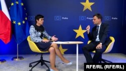 Evropska komesarka za proširenje Marta Kos tokom intervjua za Radio Slobodna Evropa sa Rikardom Jozwiakom u Pragu, 28. april 2025.
