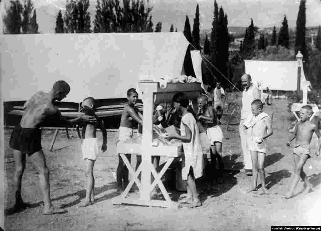 იშვიათი ფოტო 1925 წელს დაარსებული „არტეკის“ პირველი ბანაკისა ყირიმის ნახევარკუნძულზე, რომელიც მაშინ საბჭოთა რუსეთის ნაწილი იყო. პირველი ბანაკი შედგებოდა ოთხი დიდი კარვისგან, რომლებშიც ტუბერკულოზით დაავადებული ბავშვები იყვნენ განთავსებული. ექიმების რჩევით, ბავშვებს ყირიმის მშრალ კლიმატში რაც შეიძლება მეტი დრო უნდა გაეტარებინათ მზის გულზე.