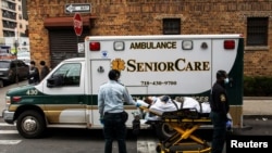 Medicinski radnici prevoze pacijenta, New York, april, 2020.