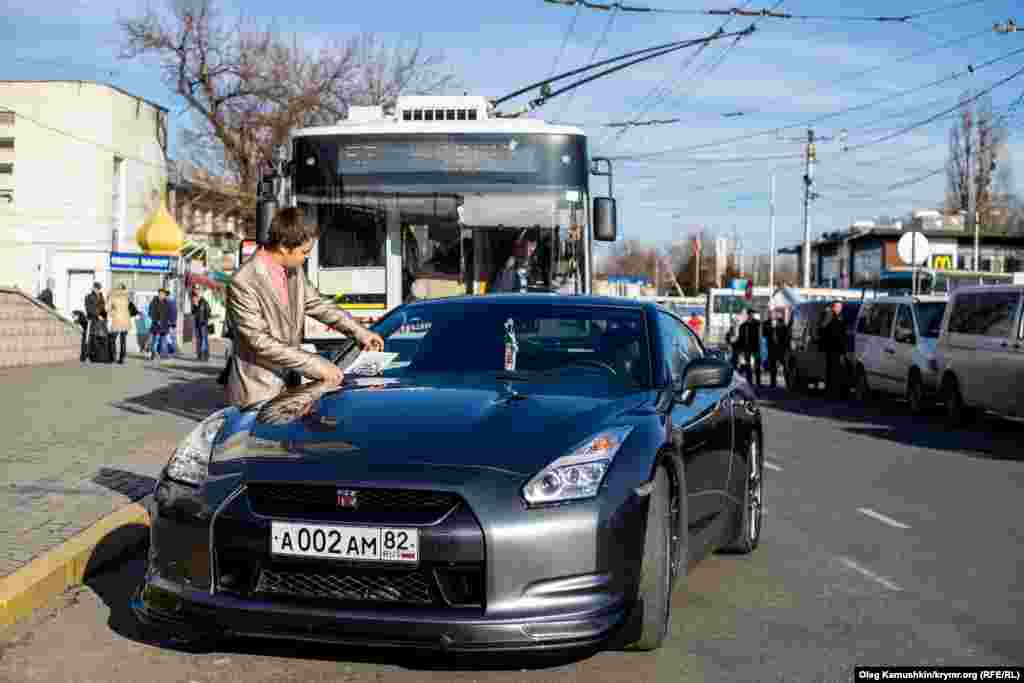В случае отказа, либо при отсутствии водителя, на лобовое стекло автомобиля с пассажирской или водительской, а нередко и на боковые или задние стекла приклеивается круглая наклейка с текстом «Мне плевать на всех, паркуюсь где хочу»