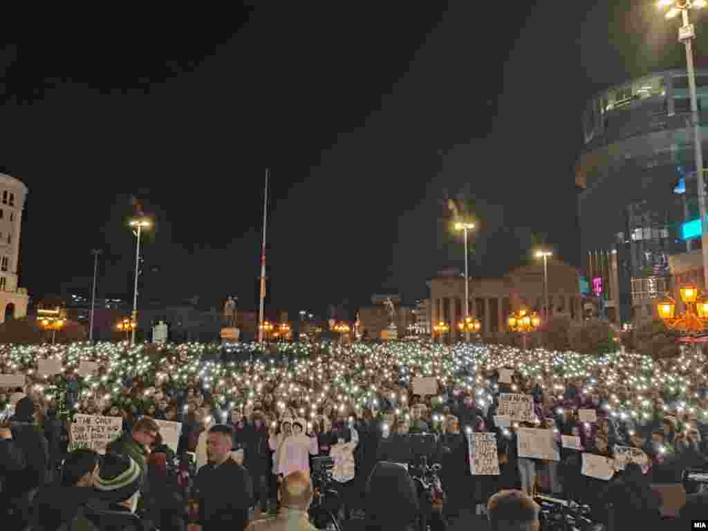 Голем број граѓани се собраа вечерва (18.3.2025) на на плоштадот Македонија во Скопје за да им оддадат почит на 59 -те жртвите во пожарот во Кочани.